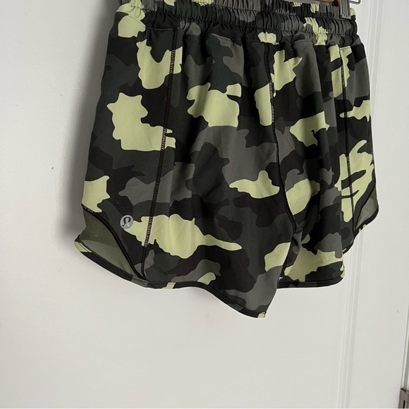 Lululemon Hotty Hot Short 4" size 4 - Picture 10 of 10